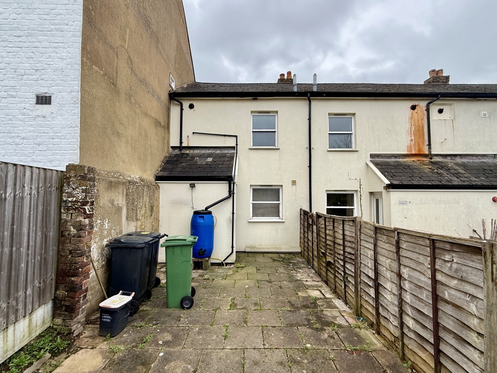 Lot: 175 - HOUSE FOR IMPROVEMENT - Rear of property